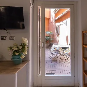 Apartment Rione Monti With Private Garden, Rome